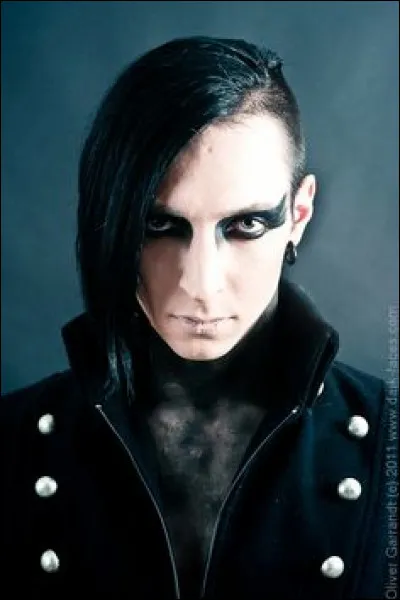 Dans le clip de "Six Feet Underground", de quel instrument Gared Dirge joue-t-il ?