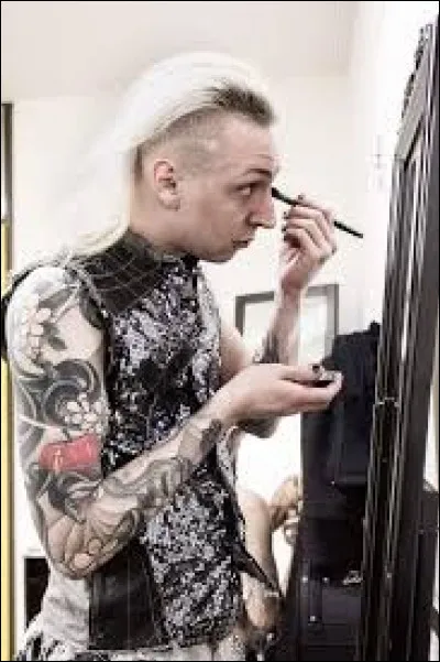 Dans le clip de "Proud And Strong" de Scarlet Dorn, de quel instrument Gared Dirge joue-t-il ?