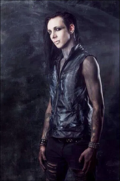 Dans le clip de "A One Ton Heart", de quel instrument Gared Dirge joue-t-il ?