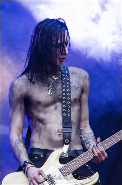 Dans le clip de "Credo", de quel instrument Gared Dirge joue-t-il ?