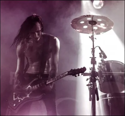 Dans le clip de "Viva Vendetta", de quel instrument Gared Dirge joue-t-il ?