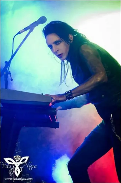 Dans le clip de "Lost In A Heartbeat", de quel instrument Gared Dirge joue-t-il ?