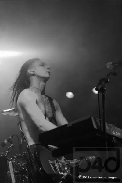 Dans le clip de "I Love The Way You Say My Name" de Scarlet Dorn, de quel instrument Gared Dirge joue-t-il ?