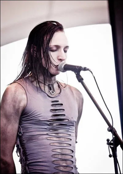 Dans le clip de "Full Metal Whore", de quel instrument Gared Dirge joue-t-il ?