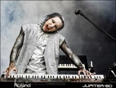 Dans le clip de "Sex On Legs", de quel instrument Gared Dirge joue-t-il ?