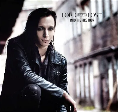 Dans le clip de "Fists Up In The Air", de quel instrument Gared Dirge joue-t-il ?