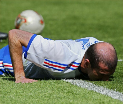 En quelle ann&eacute;e annonce-t-il sa retraite internationale pour &ecirc;tre en suite revenu en 2005 ?