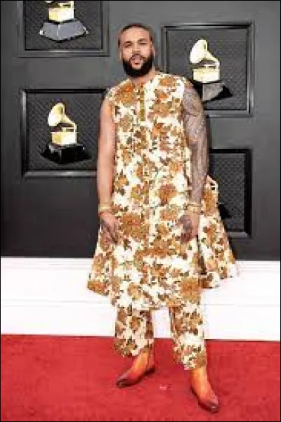 Le rappeur Jidenna, souvent vu habillé tout à fait classiquement d'un costume, a décidé cette fois-ci, aux Grammy's, de porter... ?