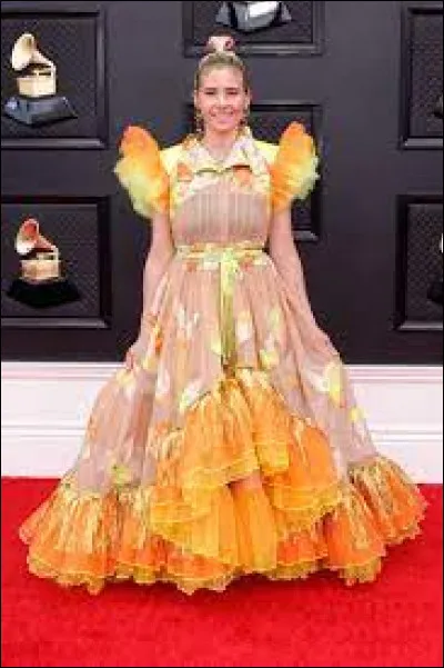 Victoria Evigan pique les yeux aux Grammy's ! Devinez ce que porte comme message (écrit en patchwork) le dos de la robe ?