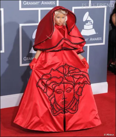 Nicky Minaj a choisi cet ensemble qui rappelle vaguement soit le Pape soit... ?
