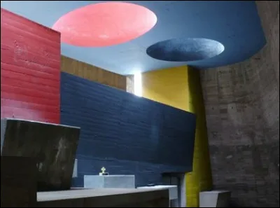 Quel architecte a de nombreuses fois utilisé les puits de lumière pour animer les espaces intérieurs ?