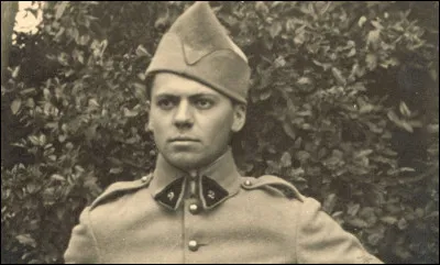 Jean Moulin a été torturé et fusillé parce qu'il détenait des informations sur la Résistance qu'il ne voulait pas donner.