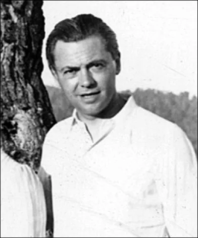 Jean Moulin est le dirigeant du Conseil national de la Résistance.