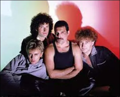 Avec quel chanteur le groupe Queen fait-il un duo pour la chanson "Under Pressure" ?