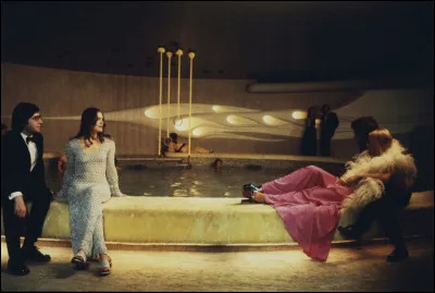 "Le Monde sur le fil" est le titre d'un film réalisé par Werner Herzog.