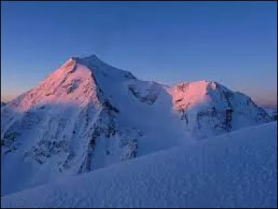 De quelle couleur est "L'Aiguille" qui surplombe la station des Arcs dans le massif de la Vanoise ?