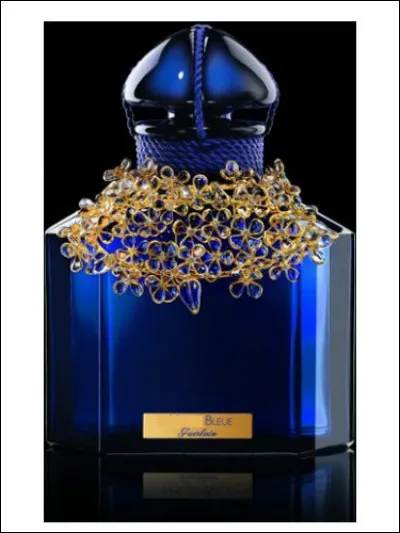 Magnifique bouteille pour abriter un parfum de Guerlain ! Qu'est-ce qui est de couleur bleue dans le nom de cette eau de toilette devenue une légende ?