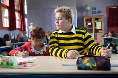 En classe, ton voisin triche sur toi. Que fais-tu ?