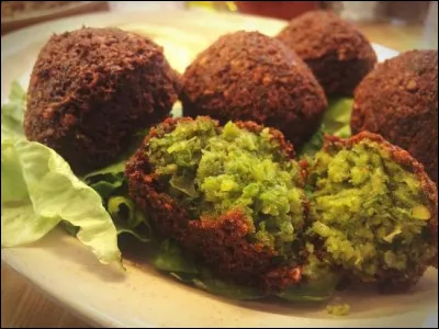 Quelle commune a pour spécialité le falafel, un beignet aux pois chiches typique de la cuisine orientale ?