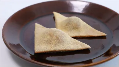Quelle commune a pour spécialité le yatsuhashi, un gâteau de farine de riz parfumé à la cannelle ?