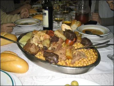 Quelle commune a pour spécialité le cocido, une potée à base de viande et de légumes ?