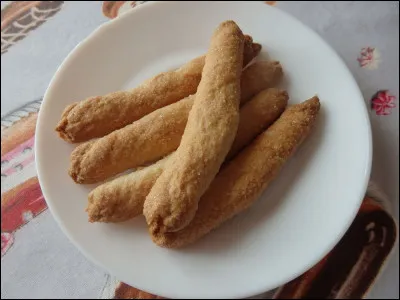 Quelle commune a pour spécialité la zézette, un biscuit sablé parfumé à l'arôme de vanille ?