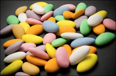 Quelle commune a pour spécialité les dragées ?