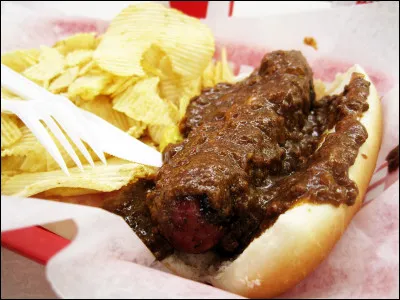 Quelle commune a pour spécialité le half-smoke, une sorte de hot-dog composé d'un pain allongé garni d'une saucisse fumée et d'épices ?