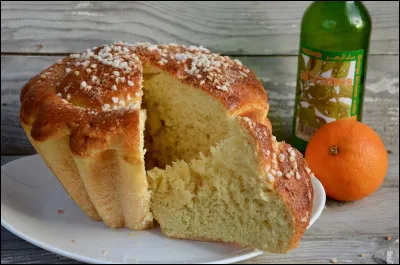 Quelle commune de Haute-Loire a pour spécialité la brioche à la fleur d'oranger ?