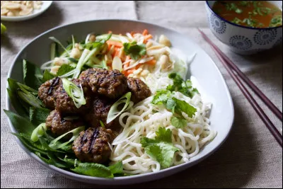 Quelle commune a pour spécialité le bún chà, du porc grillé avec des nouilles de riz et des légumes, plat national vietnamien ?