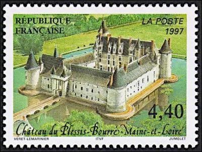 L'actuel (2022) château du Plessis-Bourré connaît au moins une différence par rapport à ce timbre. Laquelle ?
