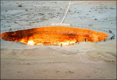 Dans quel pays, dont la capitale est ''Achgabat'' , ''La Porte de l'Enfer'' (champ de gaz naturel) est-elle située ?