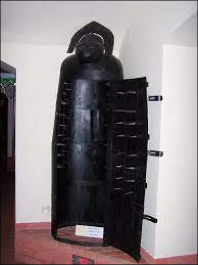 Quel est le nom de cet instrument de torture ayant la forme d'un sarcophage en fer ou en bois ?