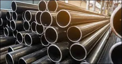 Avec le fer, que contient également l'acier ?