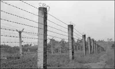 Comme est appelée la frontière fortifiée séparant les États européens tournés vers les États-Unis des États européens placés sous influence soviétique ?