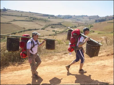 Tu traverses un trek et tu vois ton coéquipier en difficulté pour marcher car il est épuisé et un binôme est sur le point de vous rattraper. Que fais-tu ?