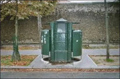 Quel roman très connu démarre par un conflit à propos d'une pissotière ?