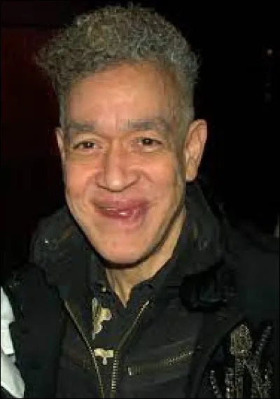 Une "oeuvre" artistique plus récente a créé le scandale : elle représentait la photographie d'un "objet" plongé dans un grand réceptacle de verre rempli d'urine. Quel était cet "objet" ?