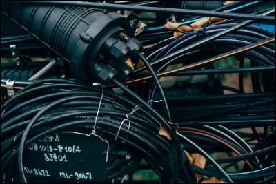 Que fait le disjoncteur lorsque trop de courant circule dans un circuit électrique ?