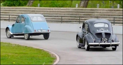 Lequel de ces deux véhicules est présenté le premier, dès l'été 1947 ?
