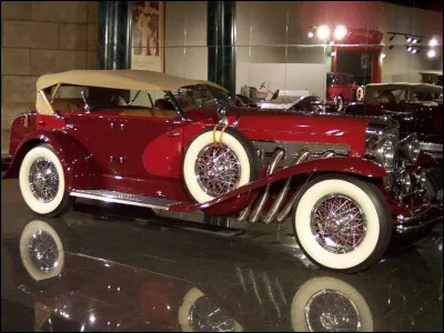 Quelle est cette marque américaine d'automobiles de grand luxe, prisée par les vedettes d'Hollywood, fondée en 1913 et disparue en 1937 ?