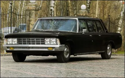 Quelle est cette marque russe d'automobiles, un dinosaure de grand luxe réservé aux dignitaires du pays, fondée en 1916 et disparue en 2013 ?