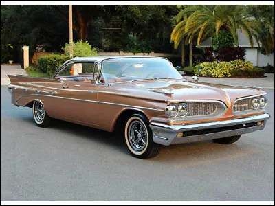 Quelle est cette marque américaine d'automobiles limousines et sportives de luxe, fondée en1906 et disparue en 2010 ?