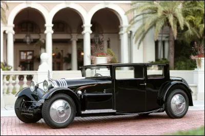 Quelle est cette marque française d'automobiles de grand luxe, fondée en 1918 par un constructeur d'avion et disparue en 1956 ?