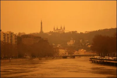 Quel vent propulse de temps à autre le sable du désert dans l'atmosphère de la France, entre autres ?