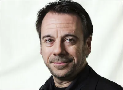 Qui est cet écrivain, auteur du roman policier ''Gravé dans le sable'' ?