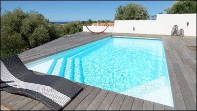 Qui dit vacances d'été dit piscine et baignade ! Comment dit-on ''piscine'' en anglais ?