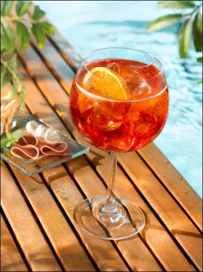 Maintenant, avec cette température élevée, il est temps de prendre une bonne boisson fraîche et rafraichissante ! Comment s'appelle cette boisson, star de l'été et originaire de Venise ?