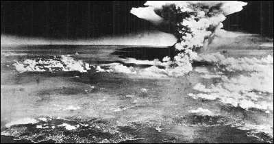 Cochez la date des bombes nucléaires Hiroshima et Nagasaki...