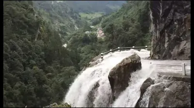 Vous êtes devant la gympie-gympie... (en photo : route andine dangereuse)